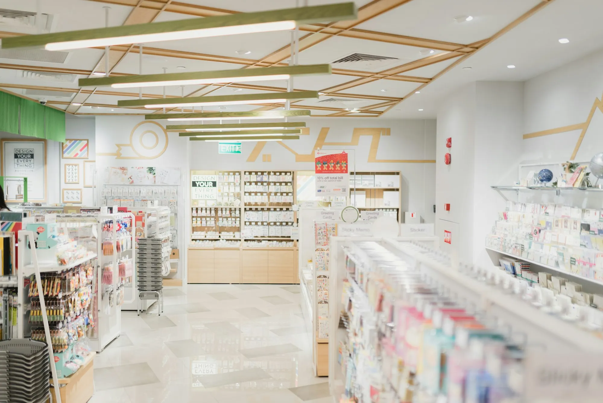 Pasillo de tienda retail con productos de belleza y salud