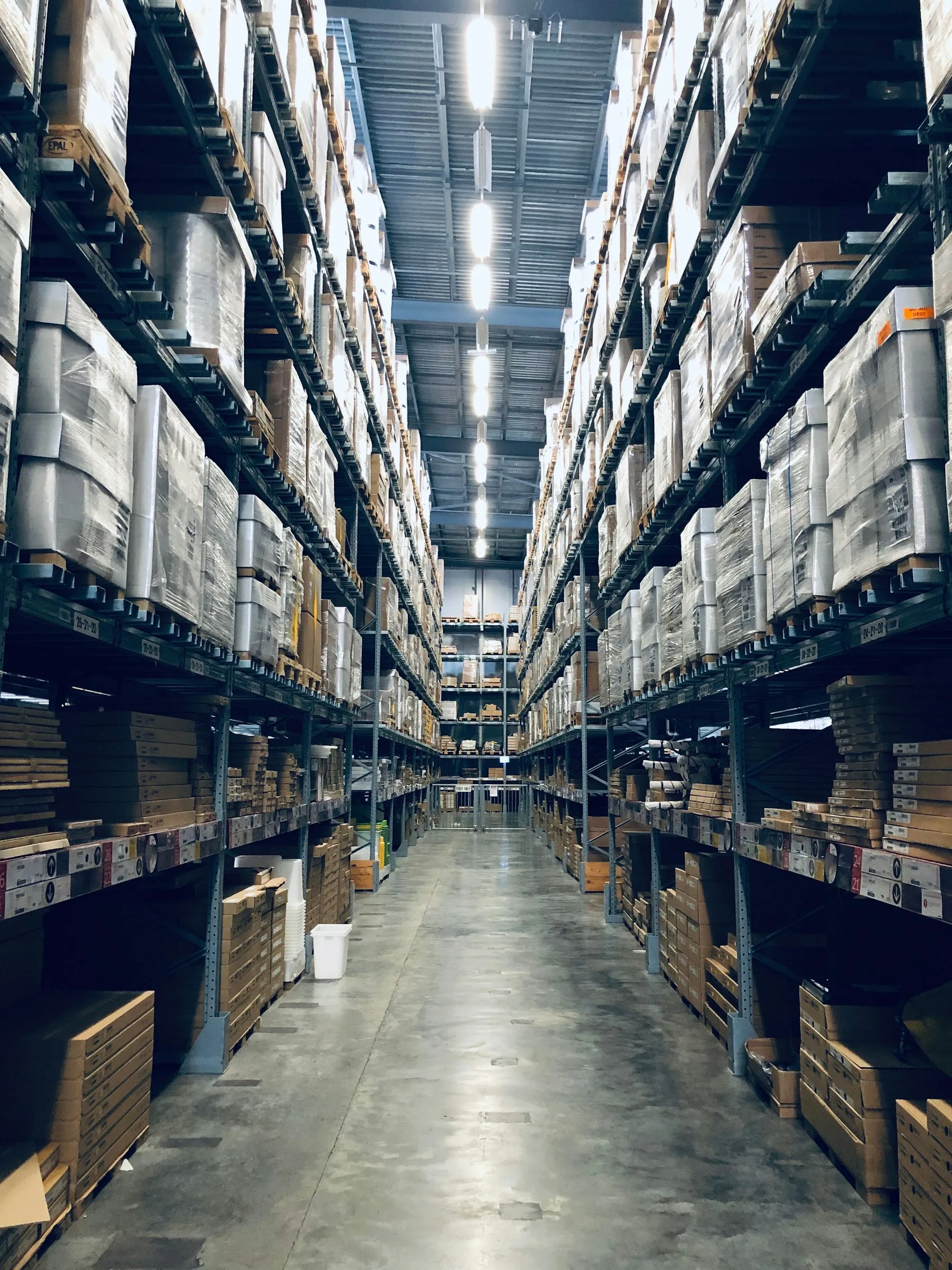 Pasillo de un almacén de distribución con estanterías altas